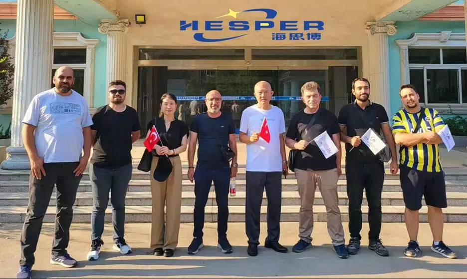 Welcome foreign customers come to visit our company